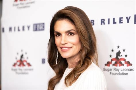 naked cindy|Cindy Crawford Explains Why She Posed Nude for Playboy。